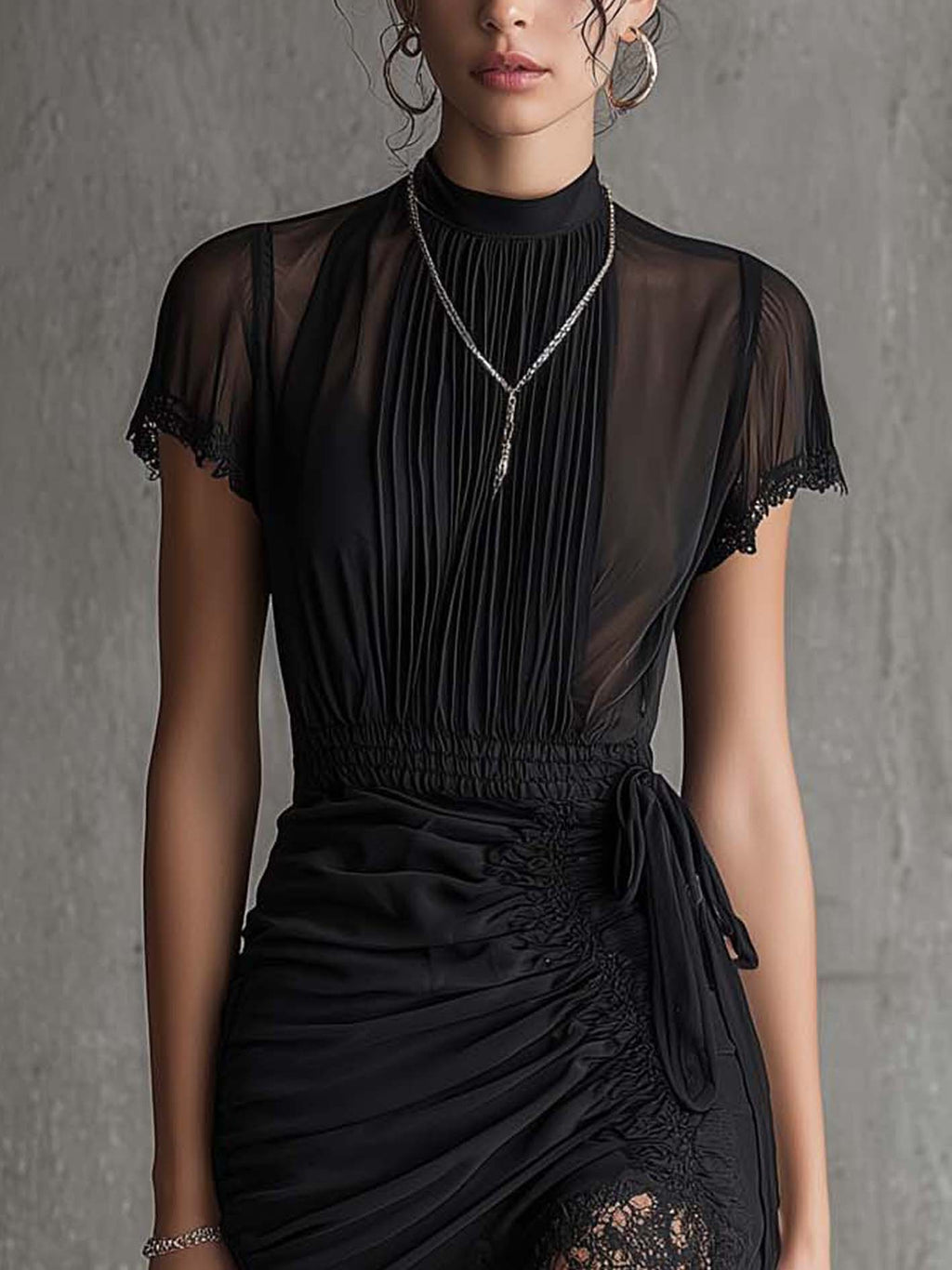 Vestido Mini en Chiffon Negro con Cintura Plisada