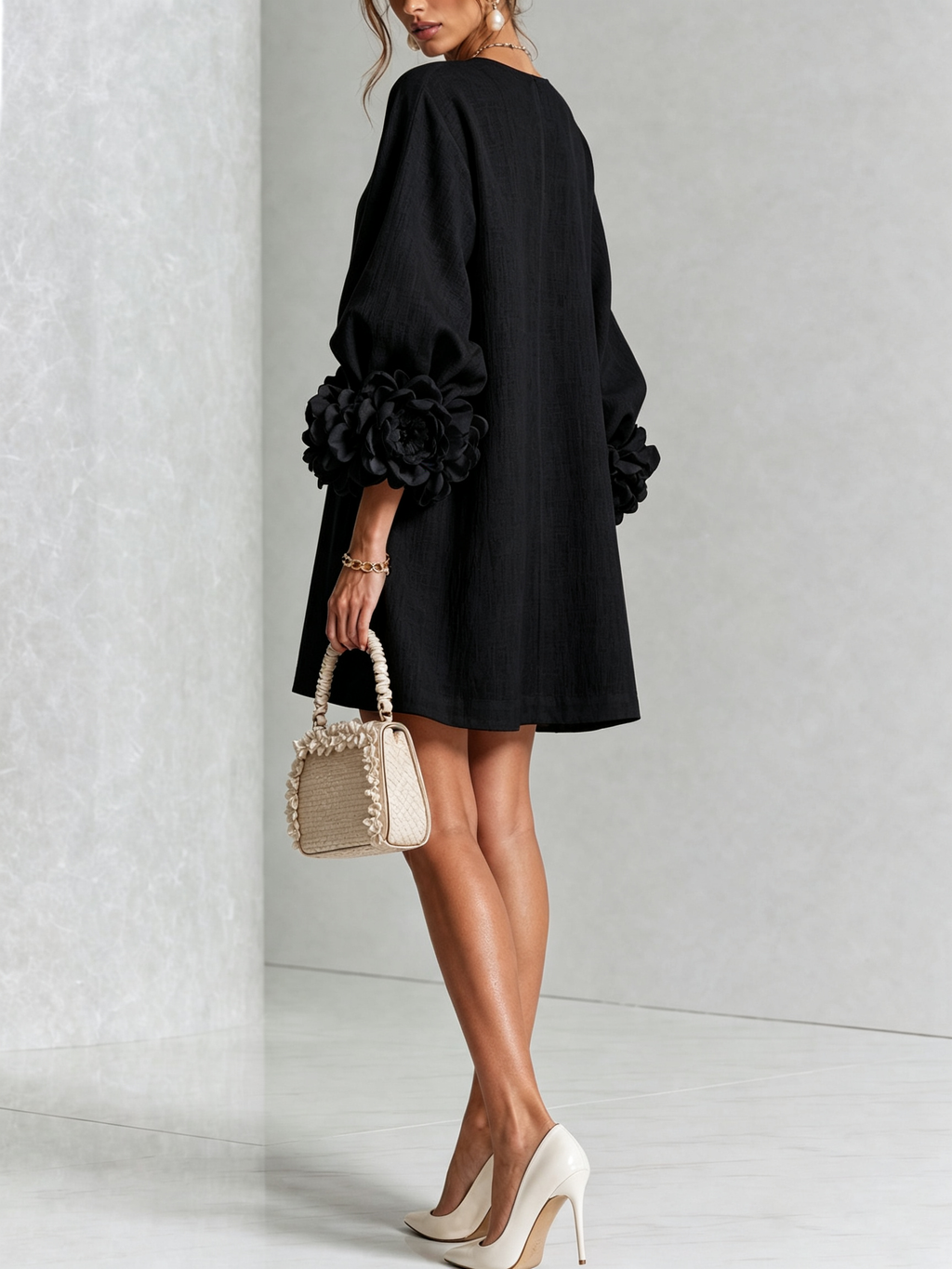 Cecilia | Vestido Mini en Mezcla de Lino con Puños de Rosa, Negro
