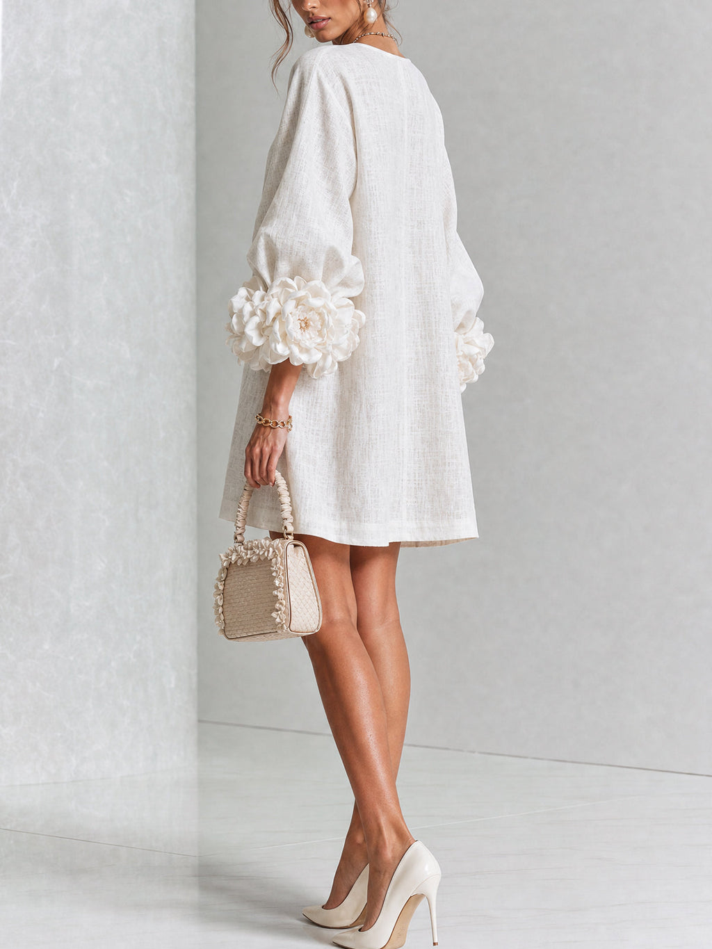 Chiara | Vestido Mini en Mezcla de Lino con Puños de Rosa, Blanco