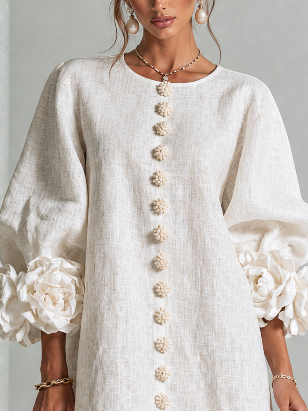Chiara | Vestido Mini en Mezcla de Lino con Puños de Rosa, Blanco