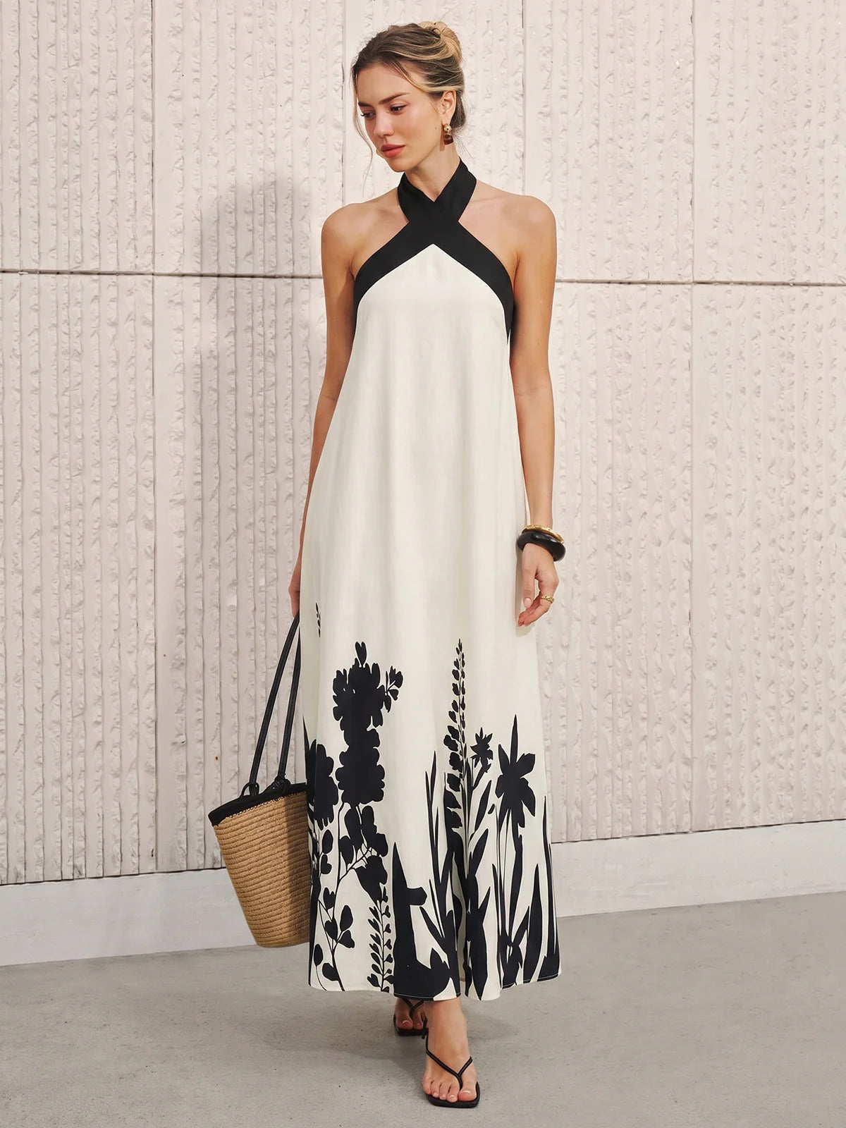Vestido midi con estampado floral y cuello halter