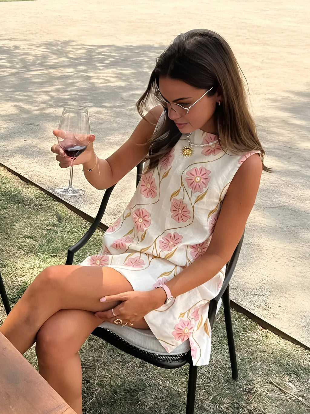 Vestido corto sin mangas con estampado romántico