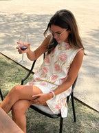 Vestido corto sin mangas con estampado romántico