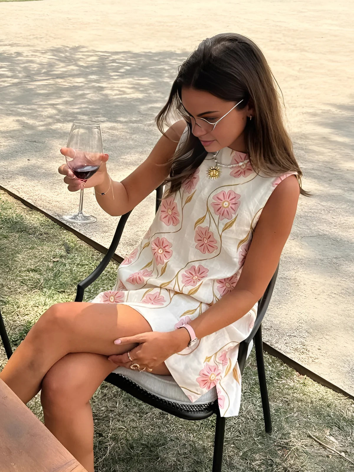 Vestido corto sin mangas con estampado romántico