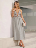 Vestido midi a rayas con escote en V profundo y cuello halter