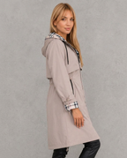 Mabel | Parka Impermeable con Capucha y Detalles a Cuadros